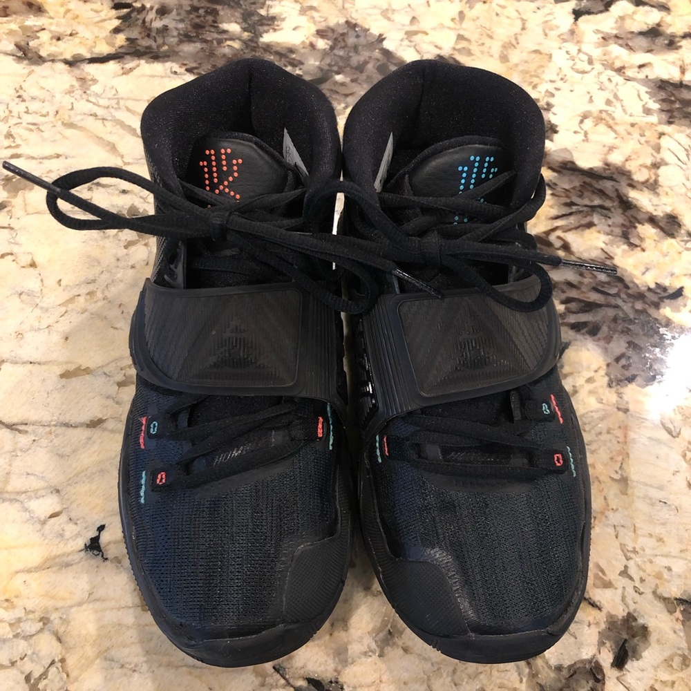 Boys Nike Kyrie 6 basketball shoes size 3.5